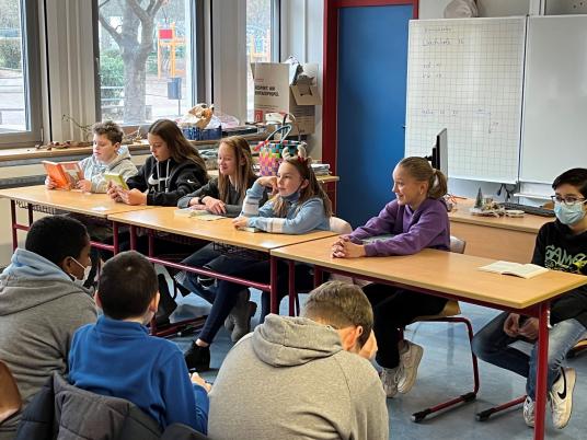 Kinder lesen beim Vorlesewettbewerb