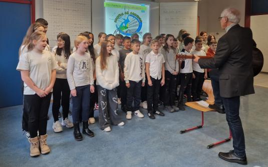 Chorgesang mit Gitarrenbegleitung beim Tag der offenen Tür