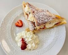 Blätterteigwaffel mit Sahne und Erdbeeren als Nachspeise