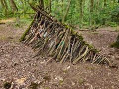 Die Kinder unter ihrem selbstgebautem Unterstand
