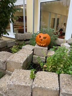 Ein geschnitzter Kürbiss auf einer Mauer