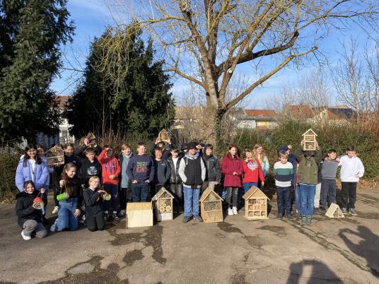 Die Schüler präsentieren stolz ihre Insektenhotels