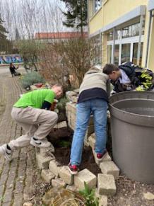 Arbeiten am Schulgarten
