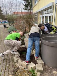 Arbeiten am Schulgarten