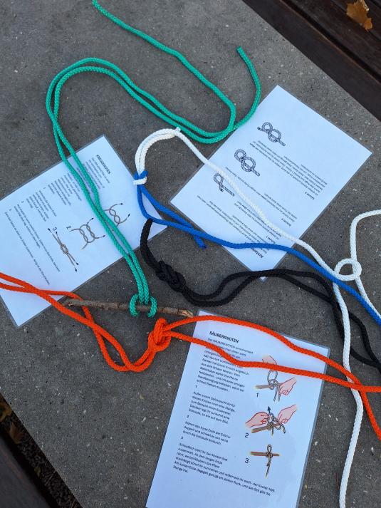 Die Kinder lernen verschiedene Knoten