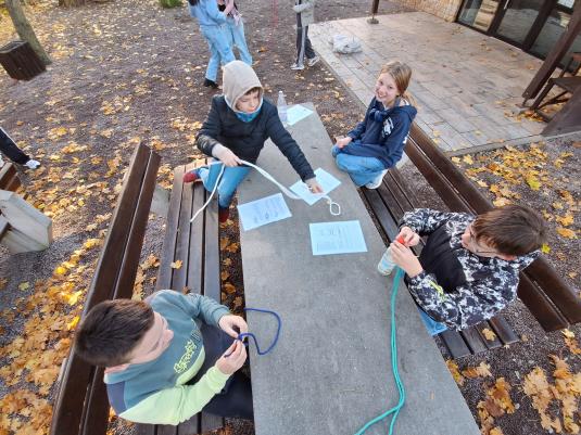 Die Kinder lernen verschiedene Knoten