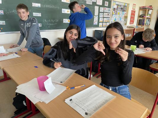 Die Schüler führen den Schokoladentest durch