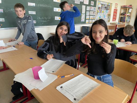 Die Schüler führen den Schokoladentest durch