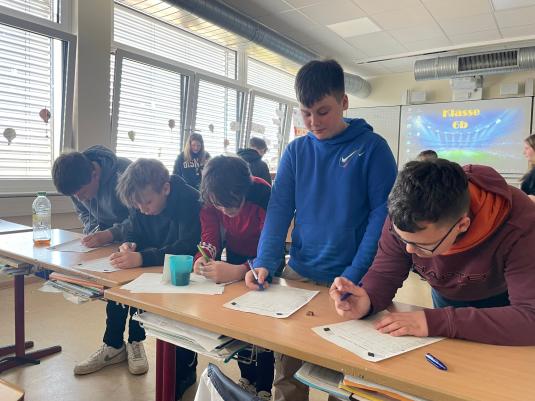 Die Schüler führen den Schokoladentest durch