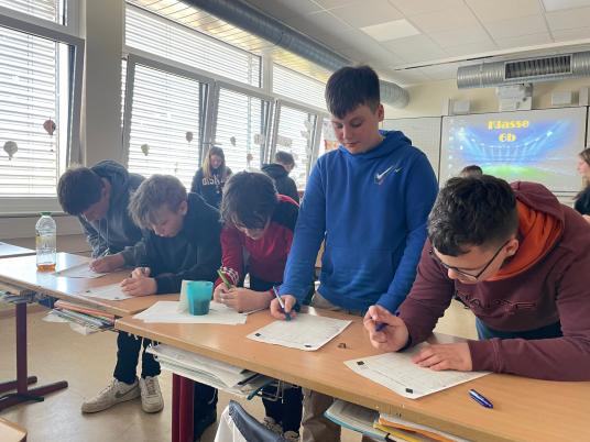 Die Schüler führen den Schokoladentest durch