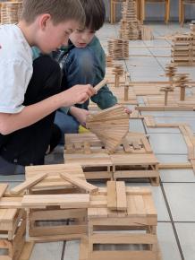 Kinder bauen mit Bauklötzen