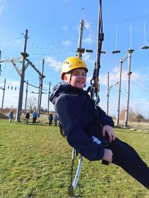 Ein gut gesichertes Kind im Niederseilgarten