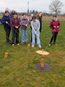Die Kinder bei einer Teambuilding-Maßnahme