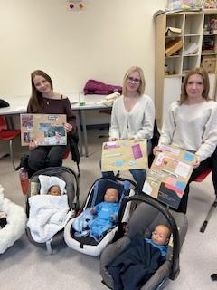 Schülerinnen mit den Babypuppen-Modellen