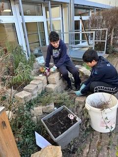 Kinder arbeiten im Schulgarten