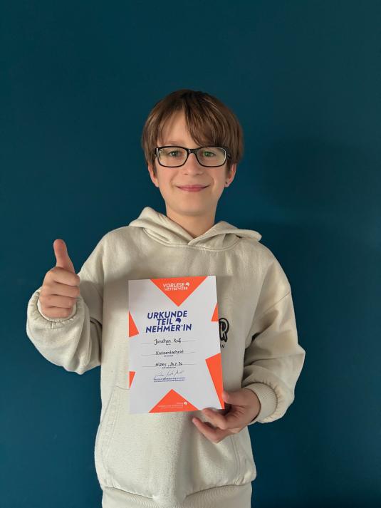 Jonathan Ruff mit seiner Urkunde