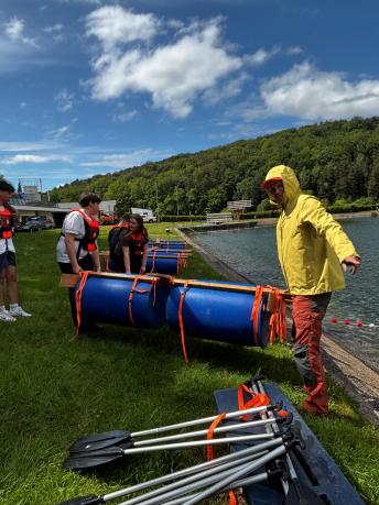 Die Schüler lassen ein Floß zu Wasser