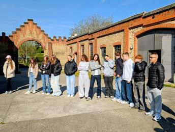 Die Schüler stehen im Halbkreis in der Gedenkstätte