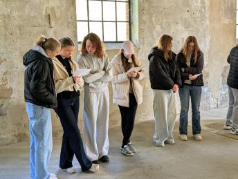 Schüler, die sich eine Information in der Gedenkstätte durchlesen